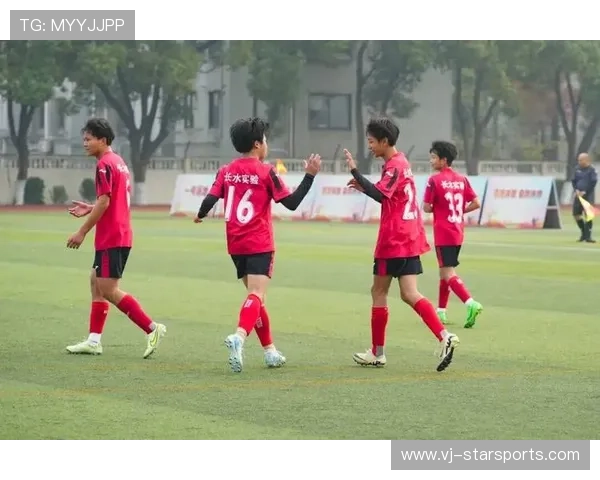 俱乐部与本地学校联合推广校园足球课程成果显著 俱乐部与本地学校联合推广校园足球课程成果显著
